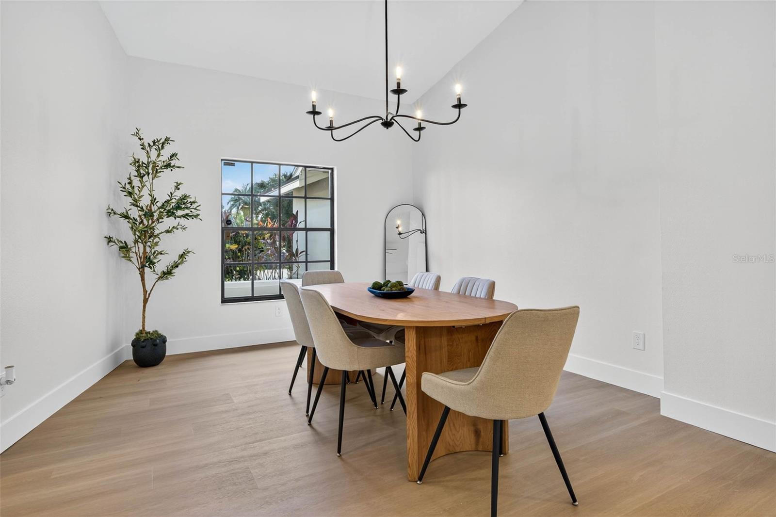 Image 13 of 47 For 2704 Montague Court E