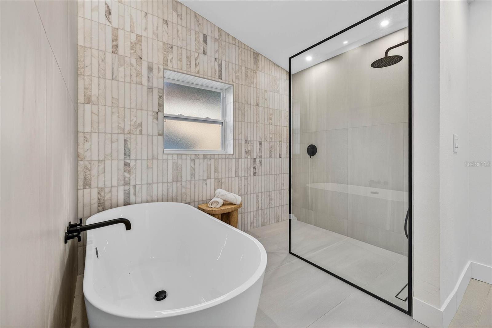 Image 26 of 47 For 2704 Montague Court E