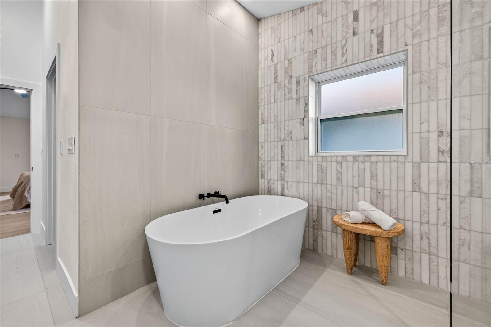 Image 27 of 47 For 2704 Montague Court E