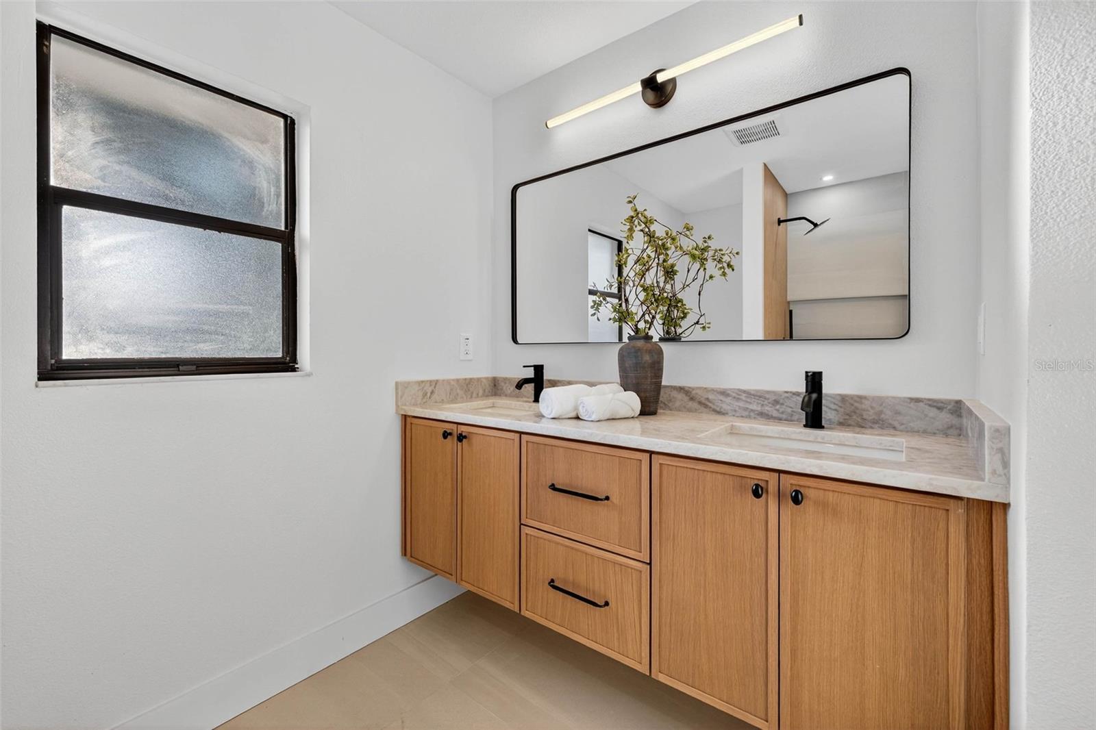 Image 32 of 47 For 2704 Montague Court E