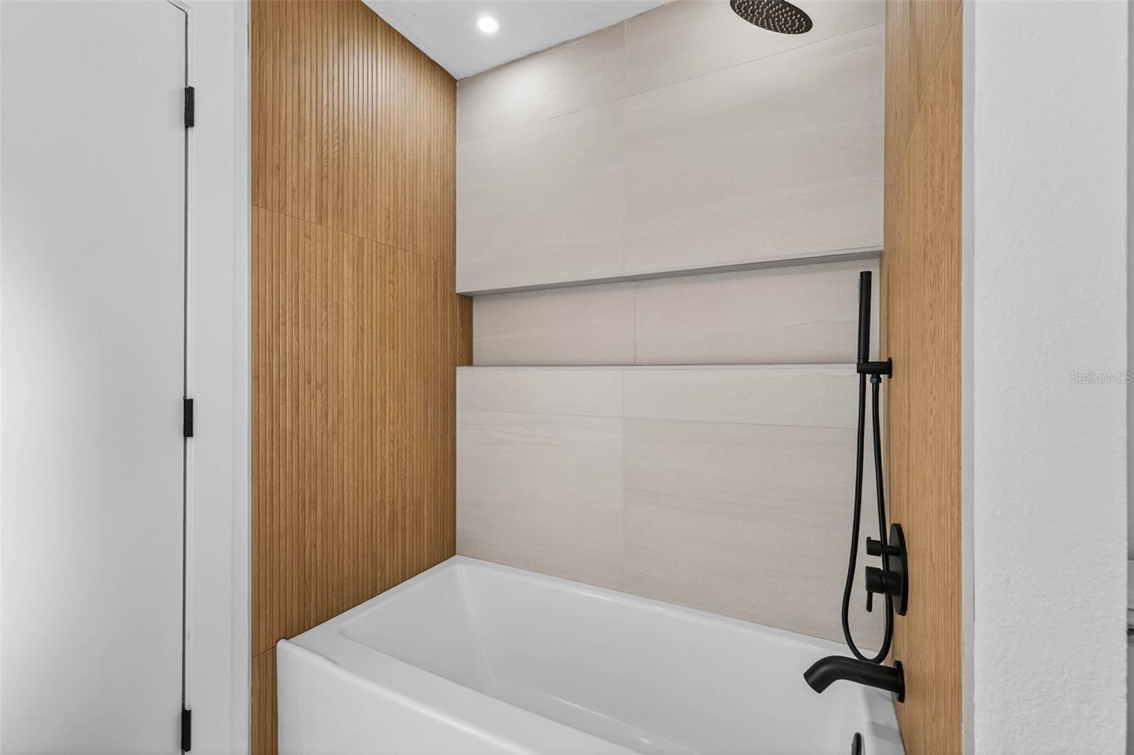 Image 33 of 47 For 2704 Montague Court E