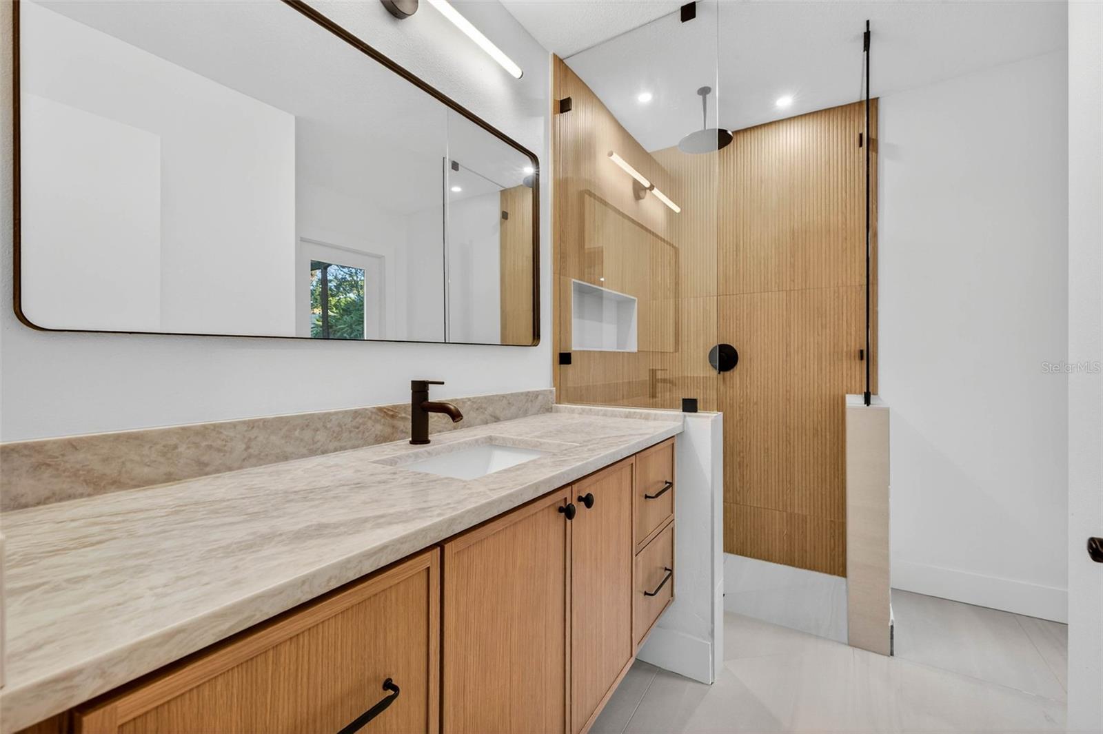 Image 35 of 47 For 2704 Montague Court E