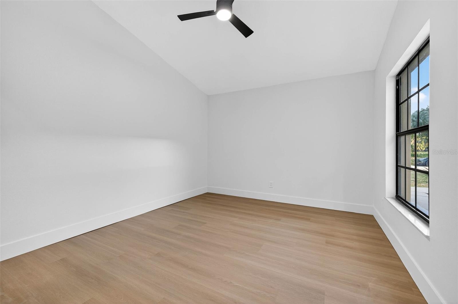 Image 37 of 47 For 2704 Montague Court E