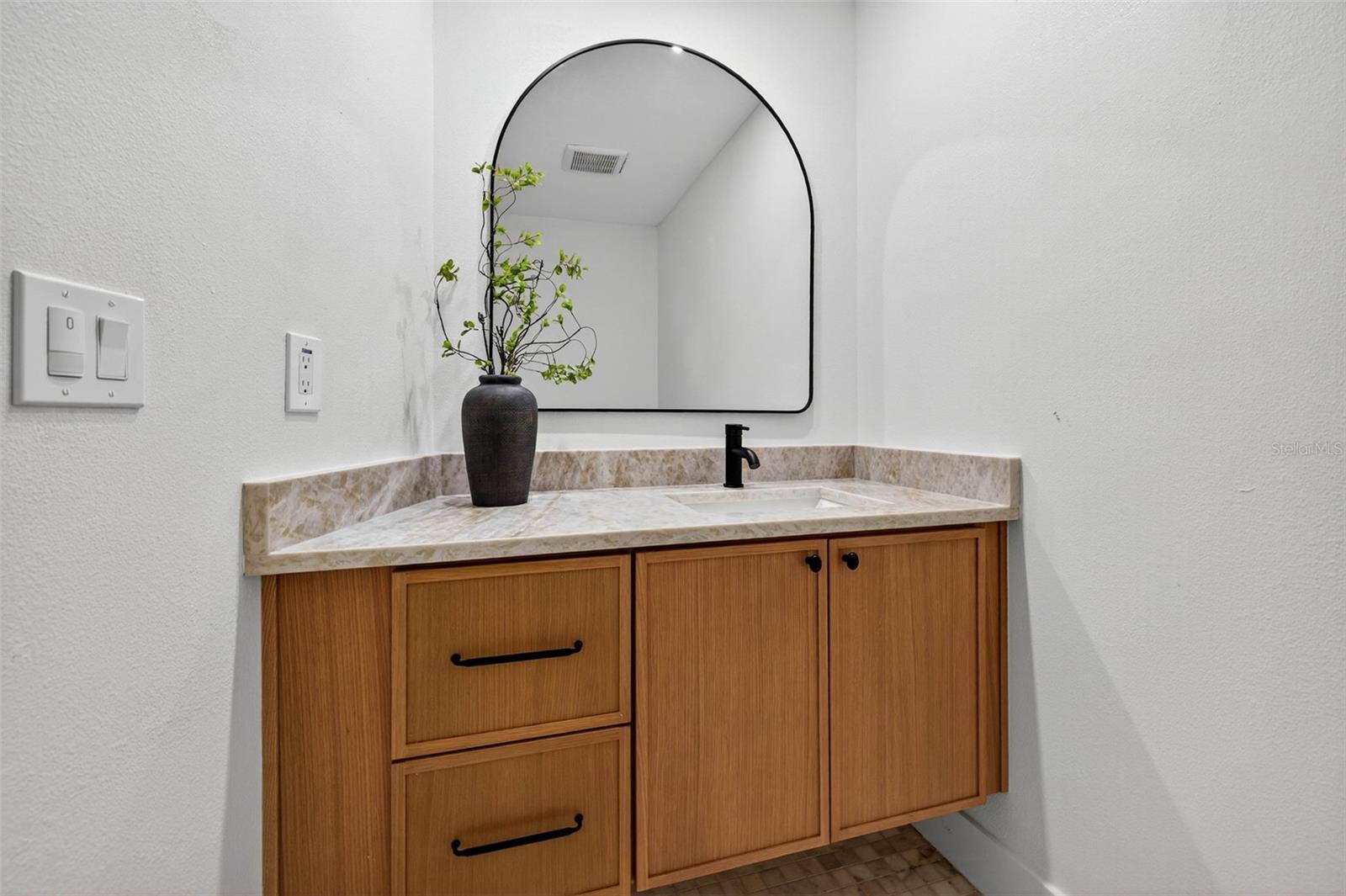 Image 38 of 47 For 2704 Montague Court E
