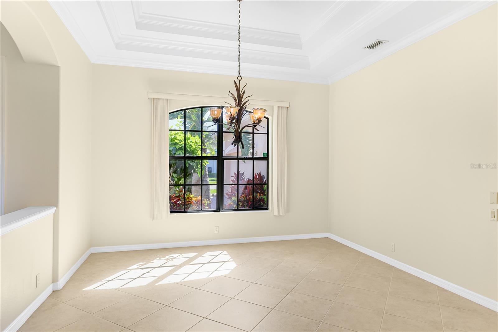 Listing photo id 11 for 1162 Tuscany Boulevard