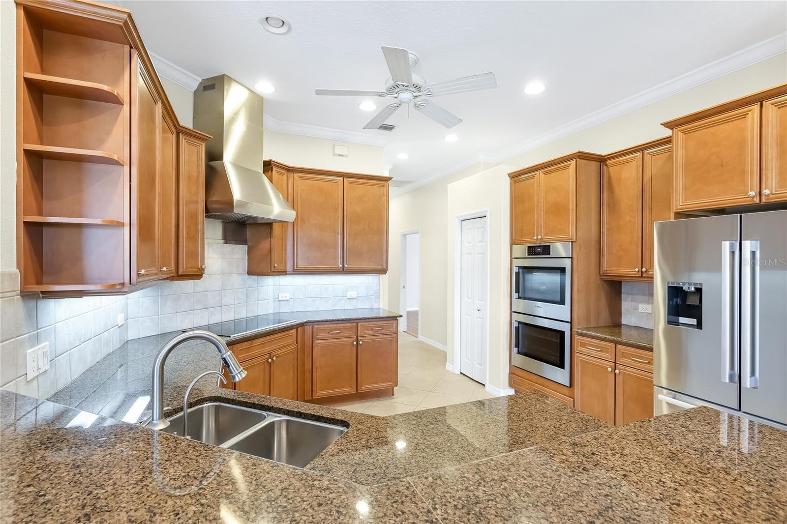 Listing photo id 13 for 1162 Tuscany Boulevard