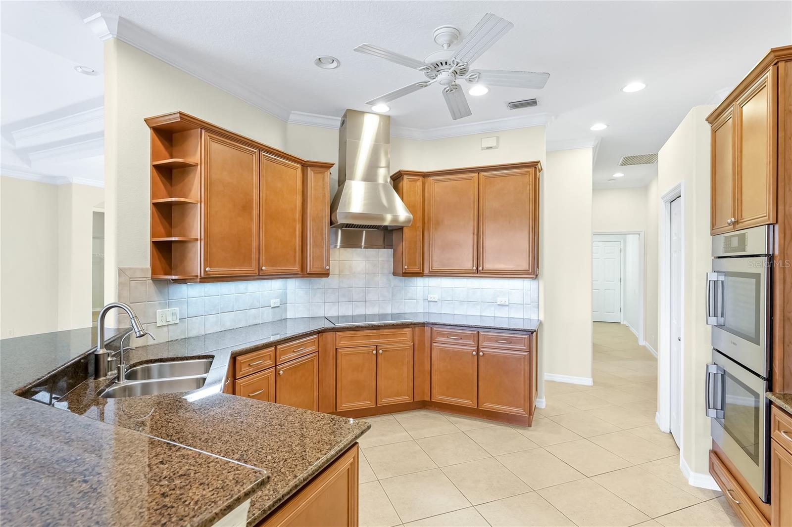 Listing photo id 14 for 1162 Tuscany Boulevard