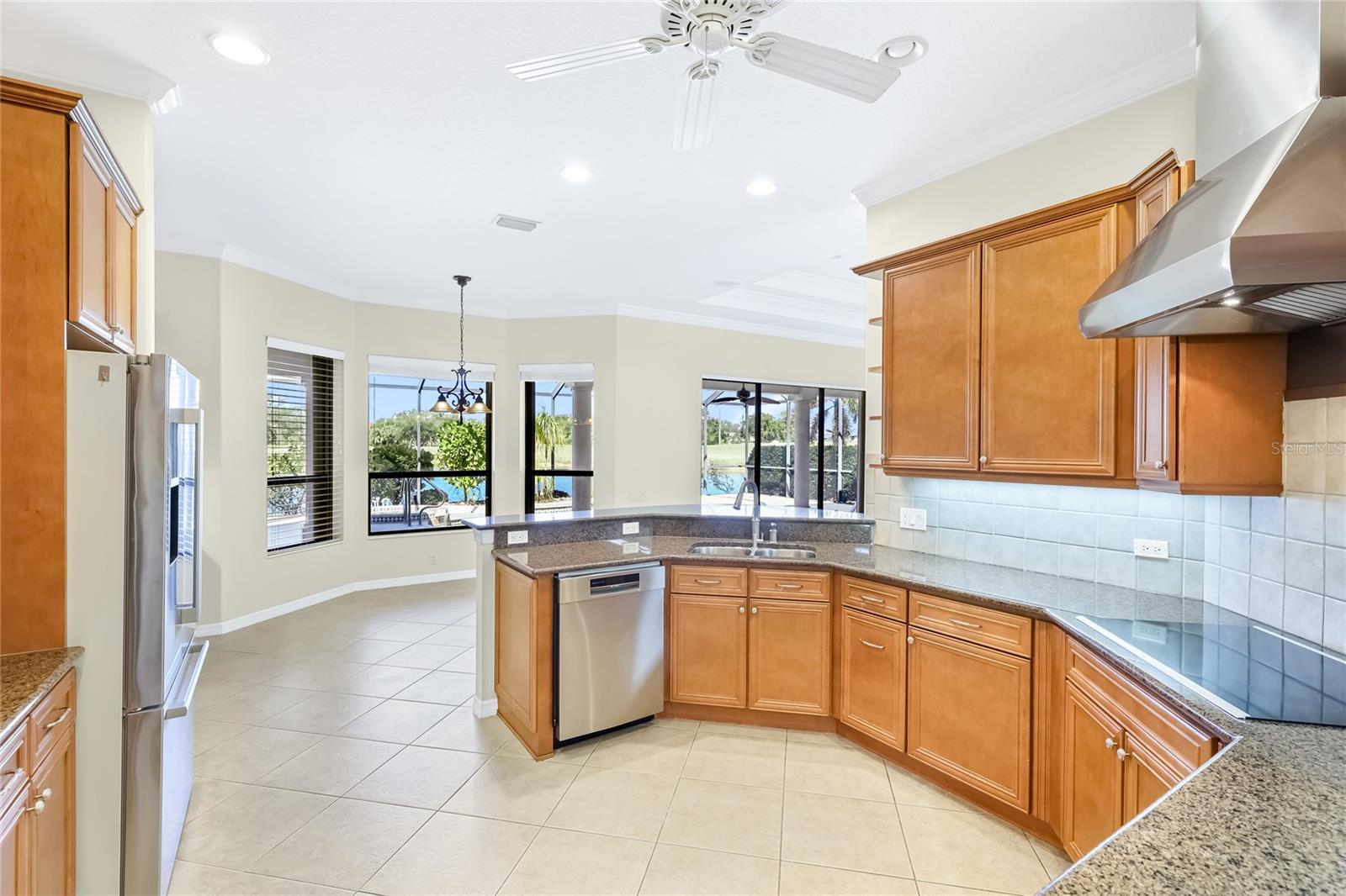 Listing photo id 15 for 1162 Tuscany Boulevard