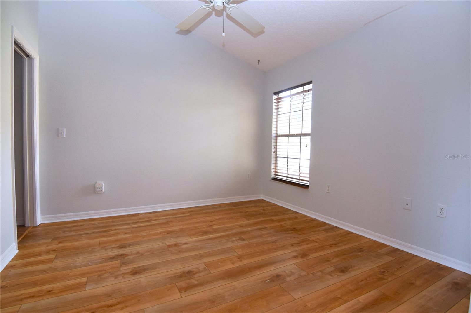 Image 24 of 37 For 8355 Glenrose Way 120