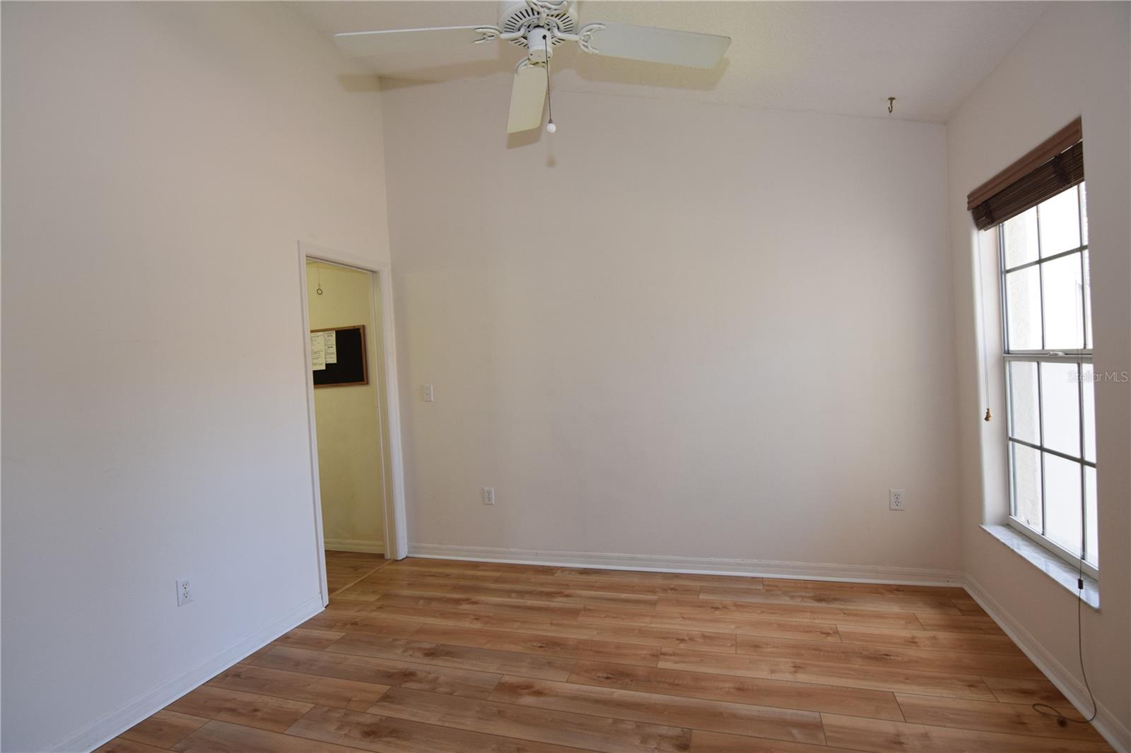 Image 25 of 37 For 8355 Glenrose Way 120