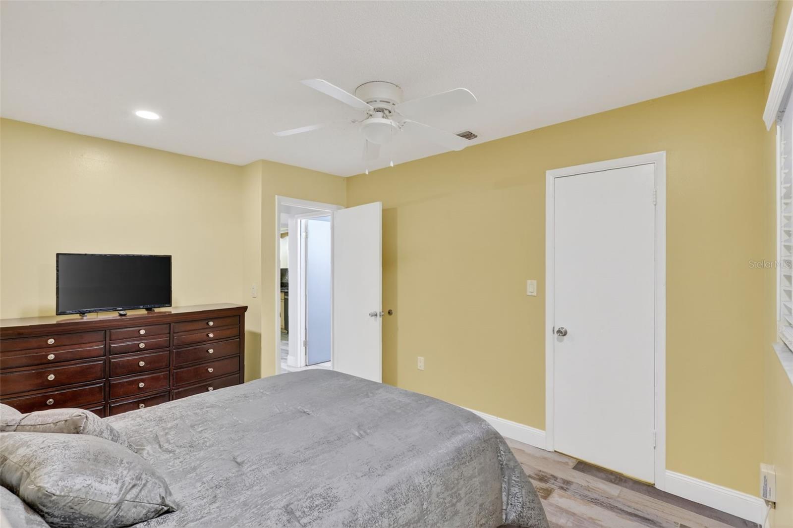 Image 33 of 84 For 1884 Southpointe Drive