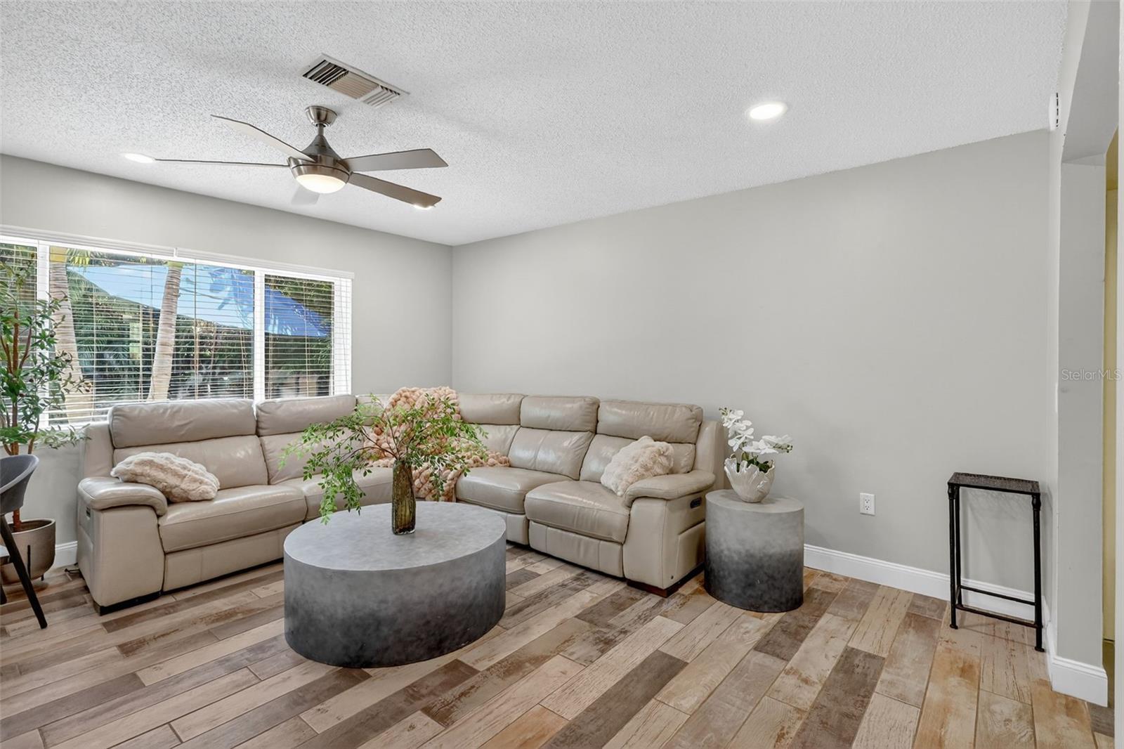 Image 9 of 84 For 1884 Southpointe Drive