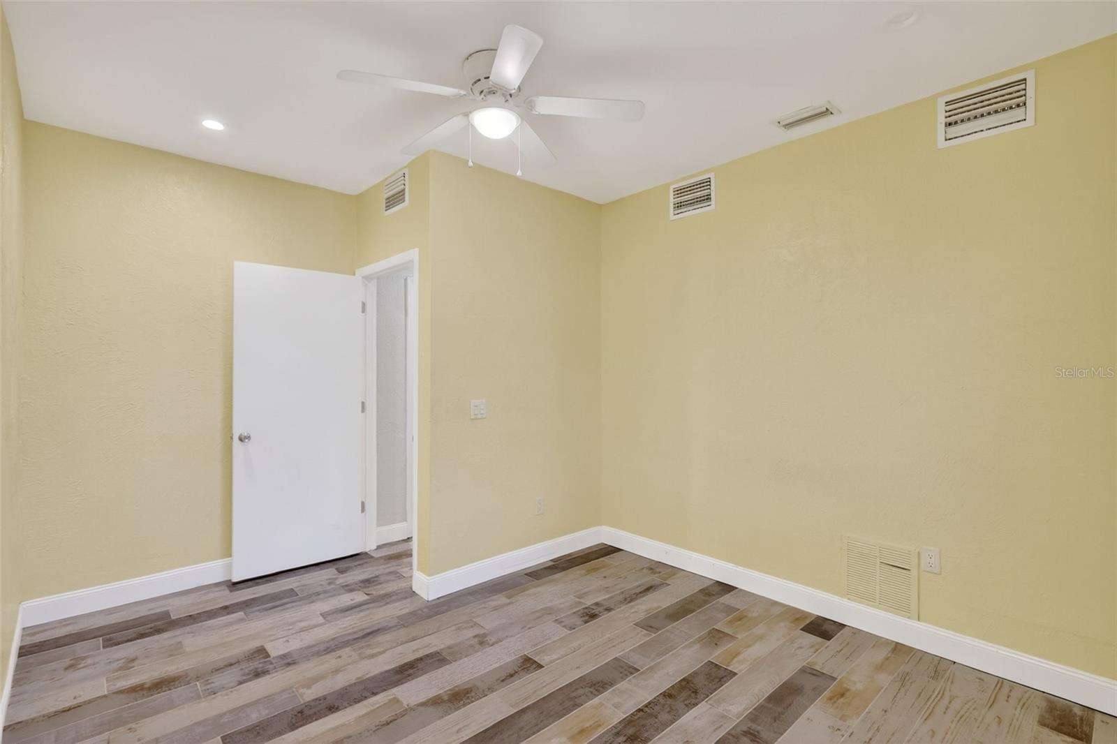 Image 37 of 85 For 1884 Southpointe Drive