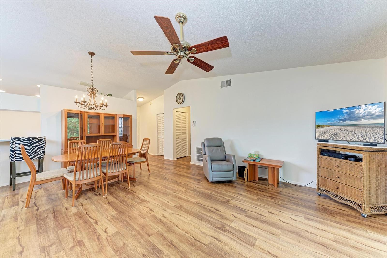 Image 6 of 53 For 1705 Curry Avenue 85