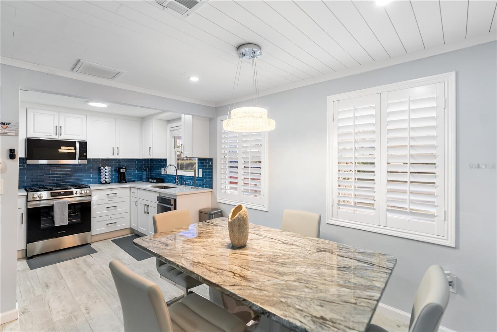 Image 11 of 40 For 9022 Midnight Pass Road 112