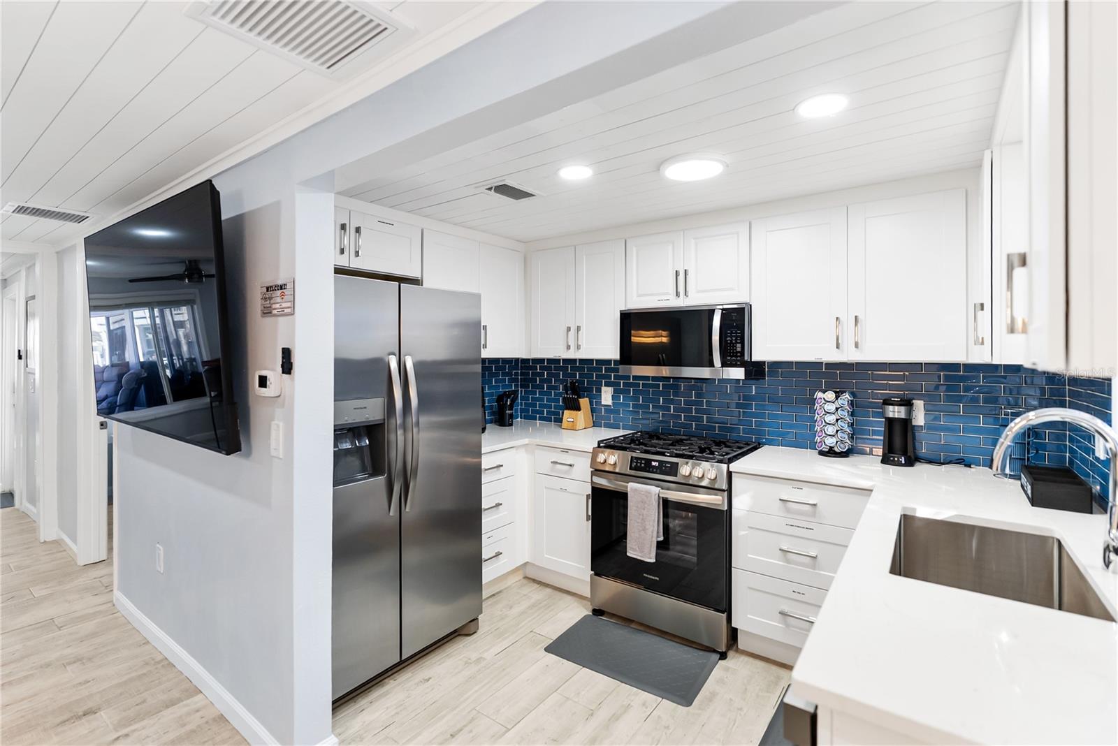 Image 13 of 40 For 9022 Midnight Pass Road 112