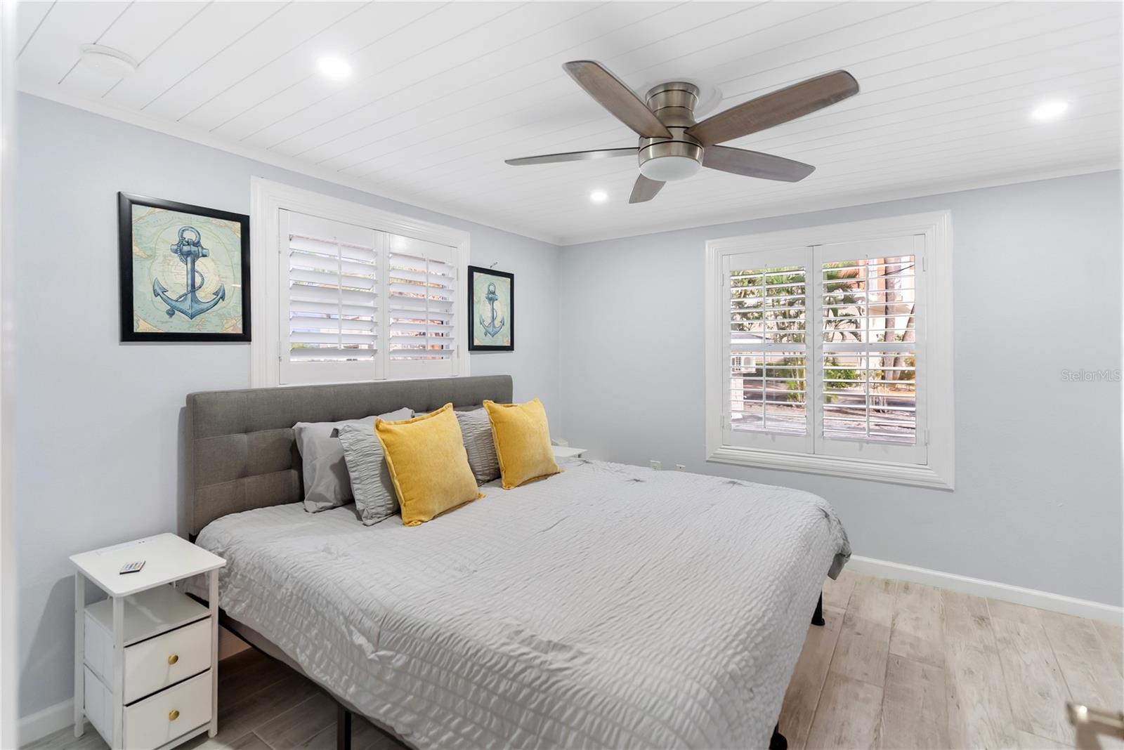 Image 16 of 40 For 9022 Midnight Pass Road 112