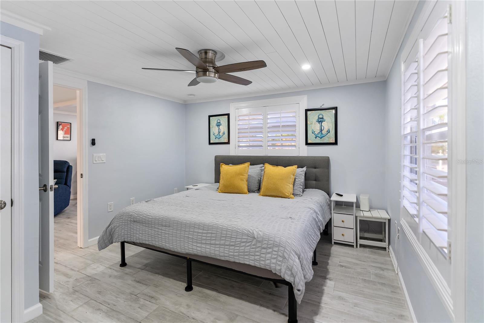 Image 17 of 40 For 9022 Midnight Pass Road 112