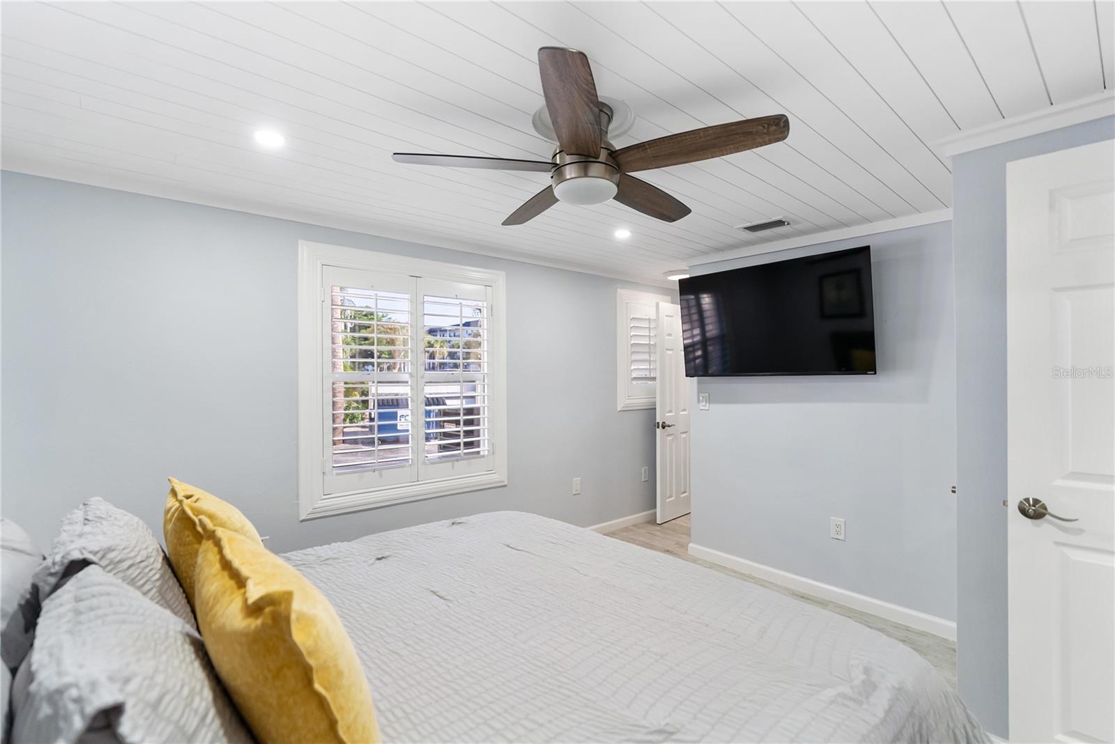 Image 18 of 40 For 9022 Midnight Pass Road 112