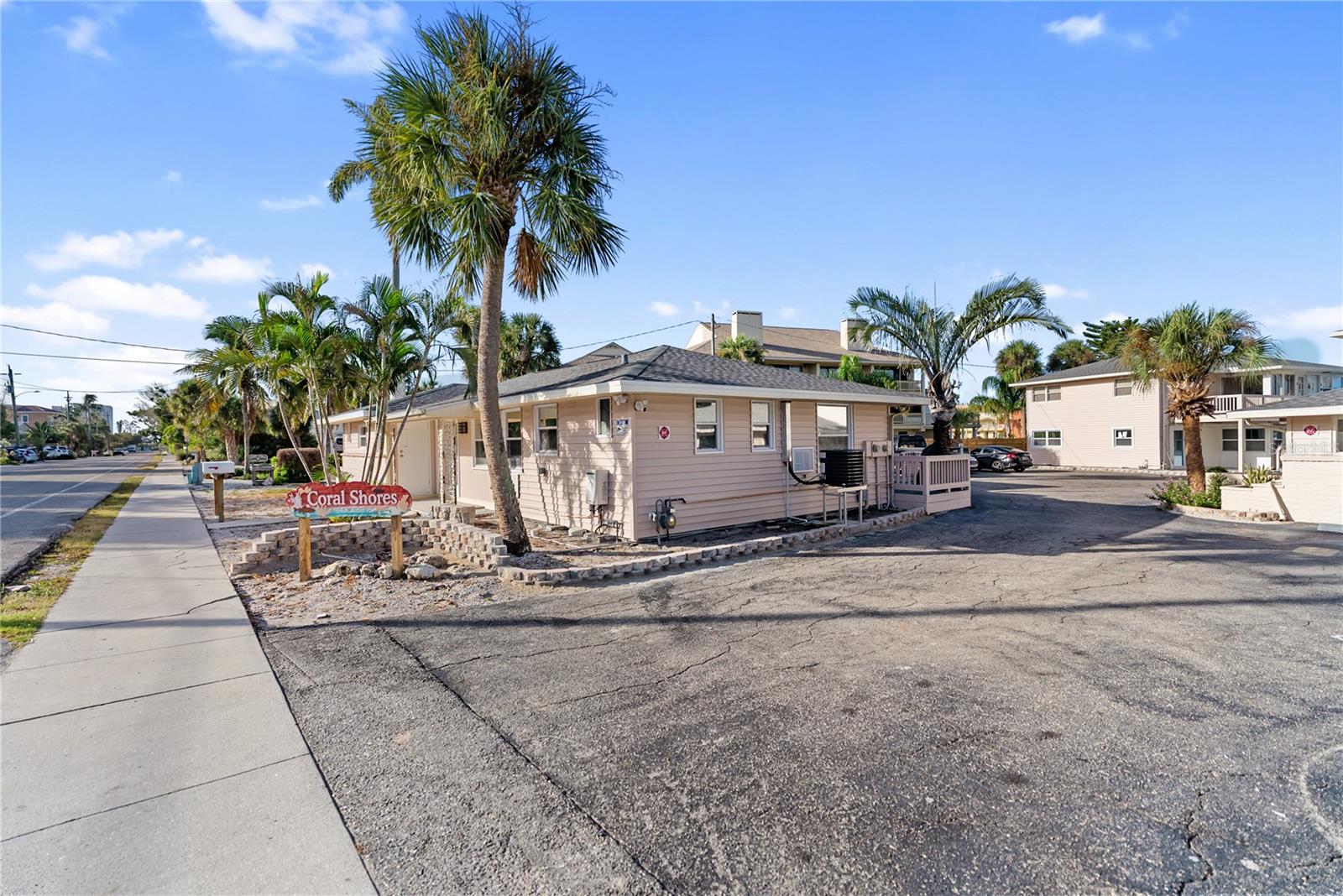 Image 31 of 40 For 9022 Midnight Pass Road 112