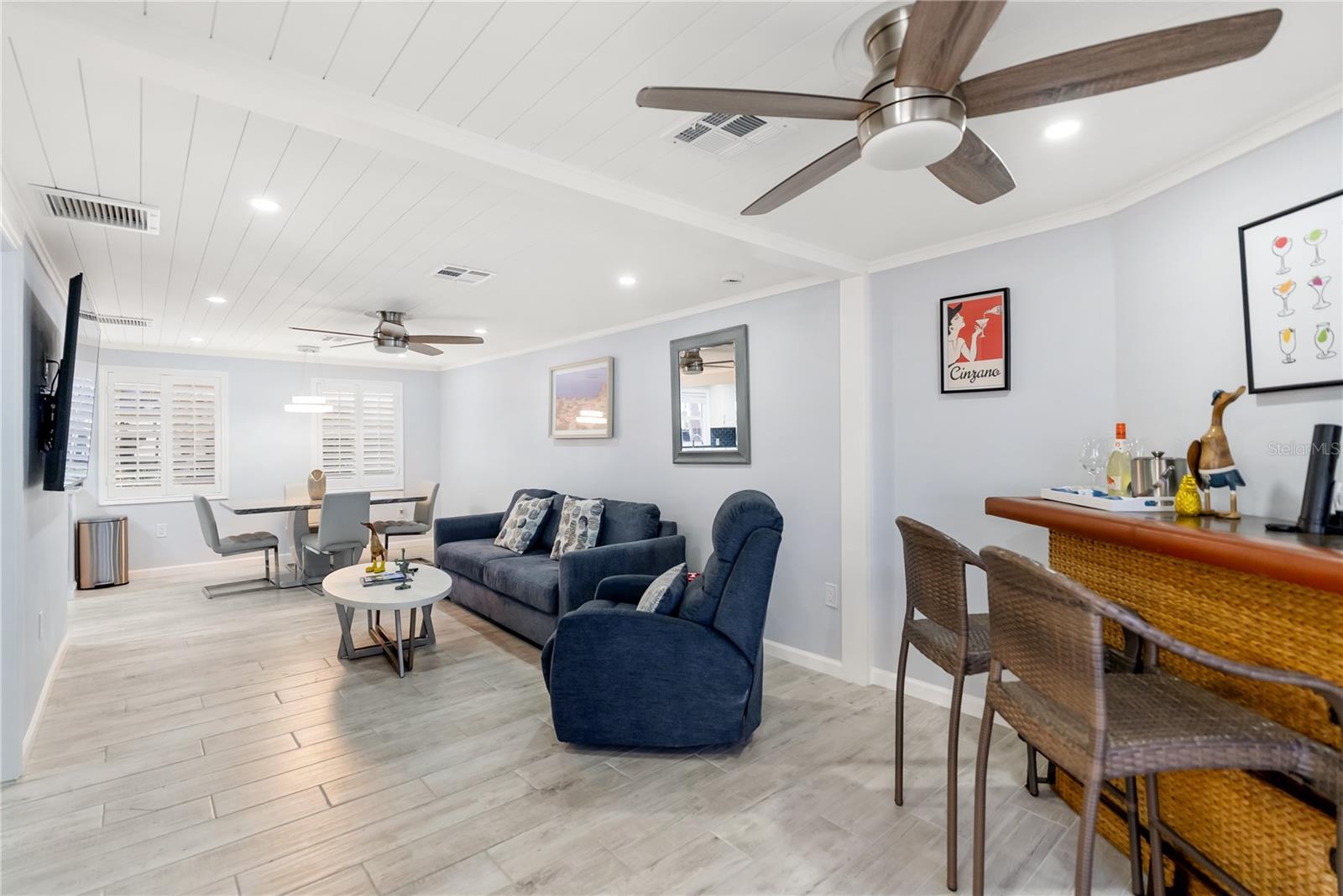 Image 5 of 40 For 9022 Midnight Pass Road 112