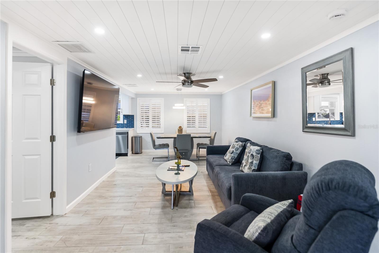 Image 6 of 40 For 9022 Midnight Pass Road 112