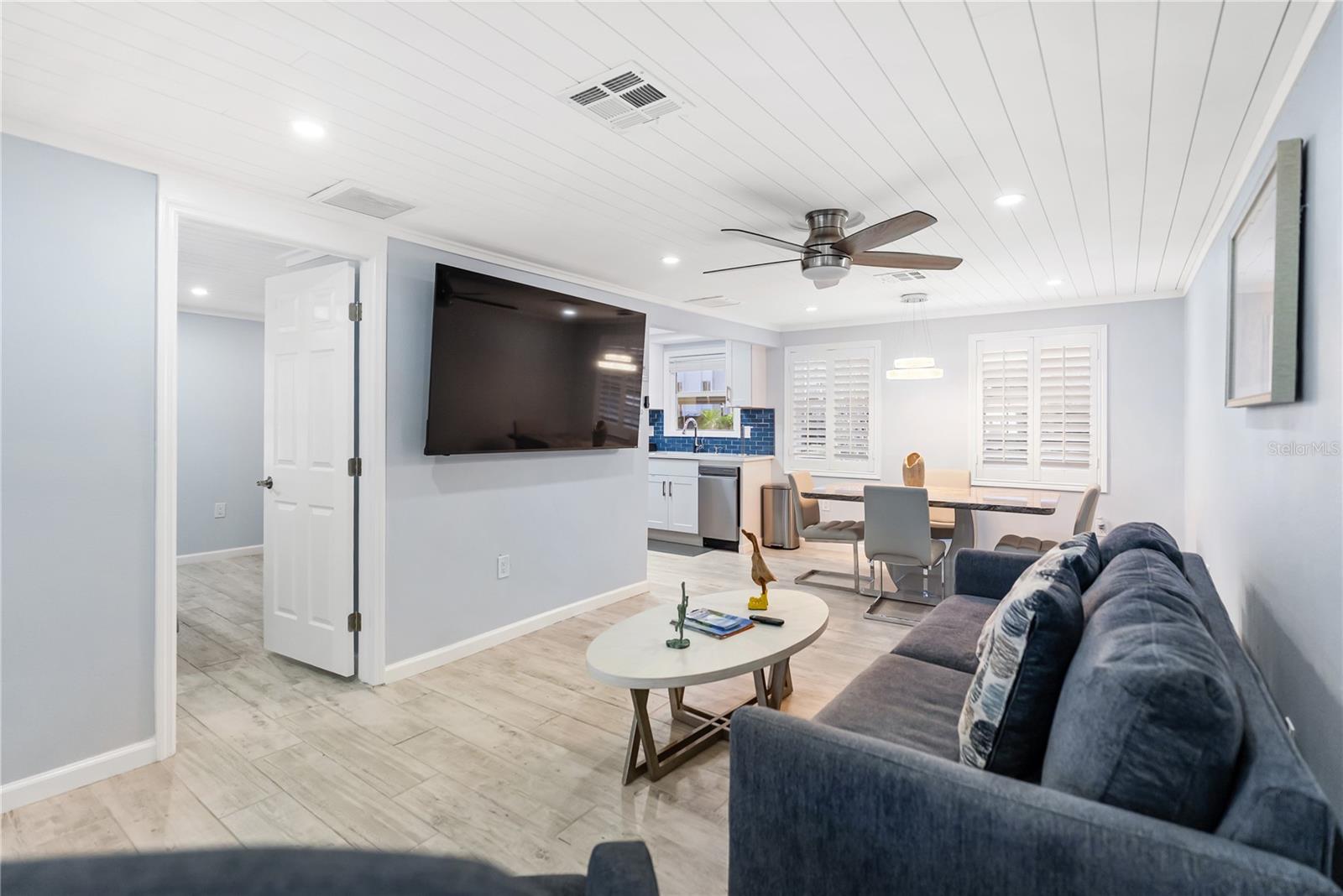 Image 7 of 40 For 9022 Midnight Pass Road 112