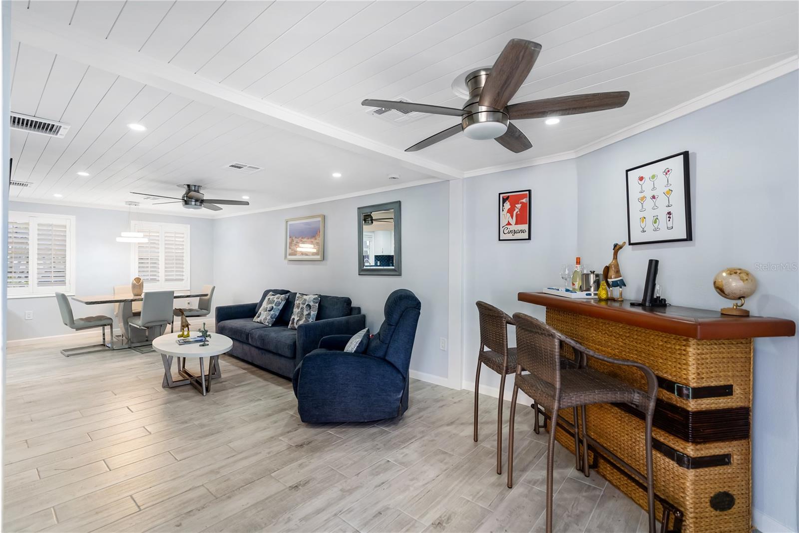 Image 8 of 40 For 9022 Midnight Pass Road 112