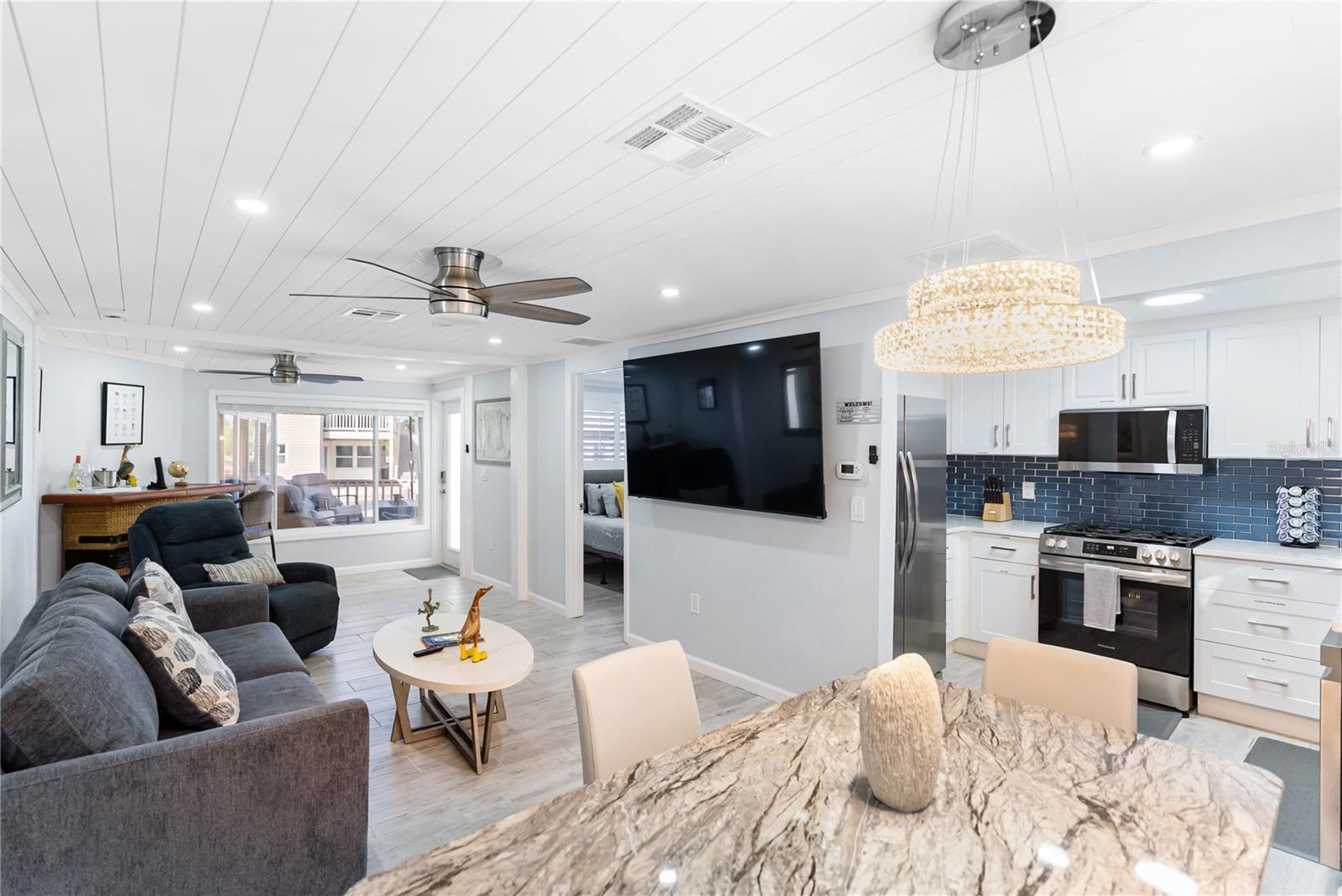 Image 9 of 40 For 9022 Midnight Pass Road 112