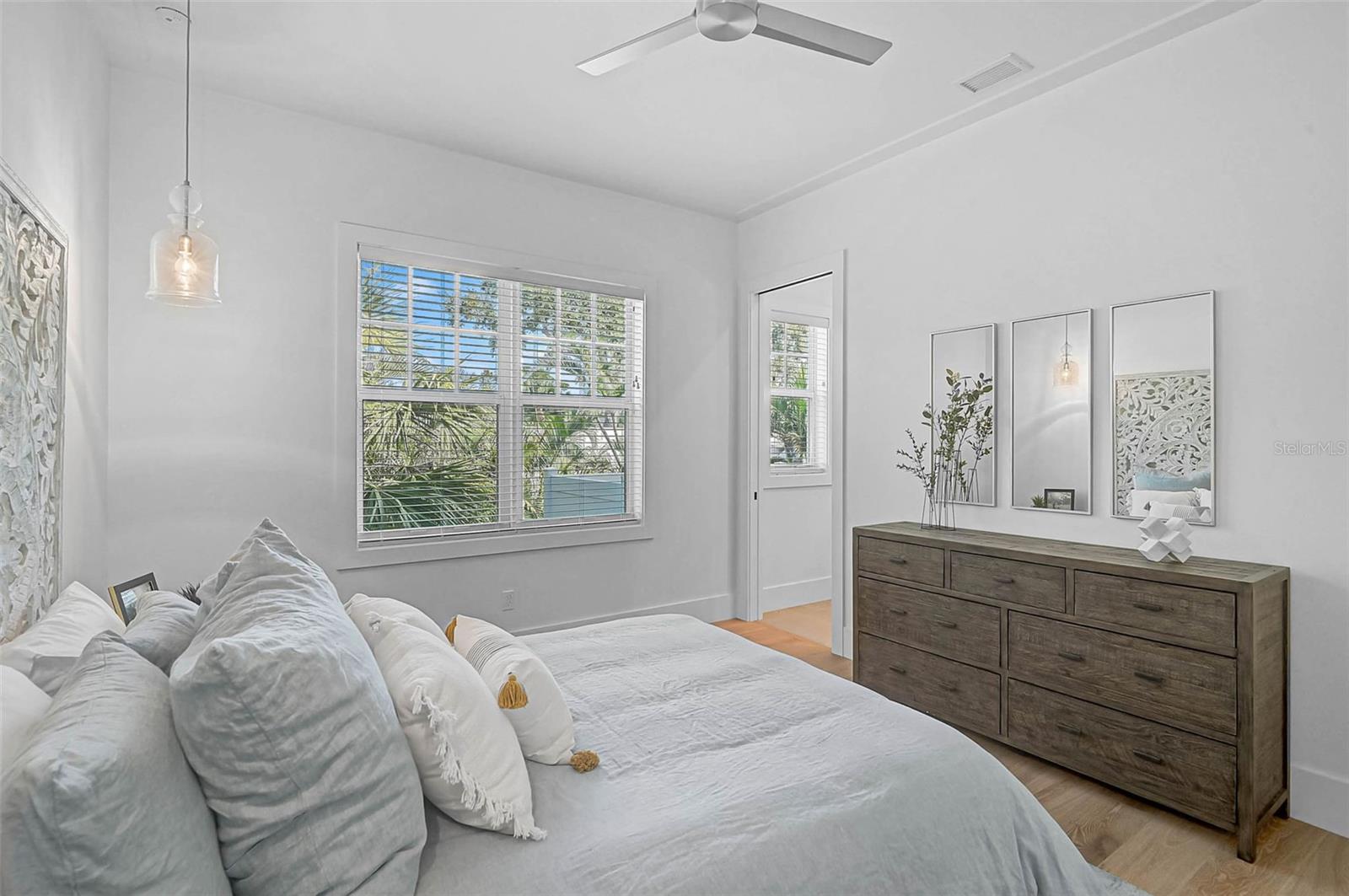 Image 27 of 67 For 5058 Windward Avenue