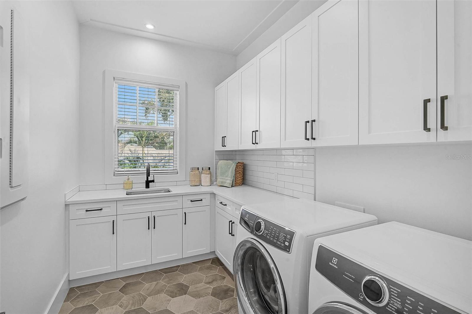 Image 29 of 67 For 5058 Windward Avenue