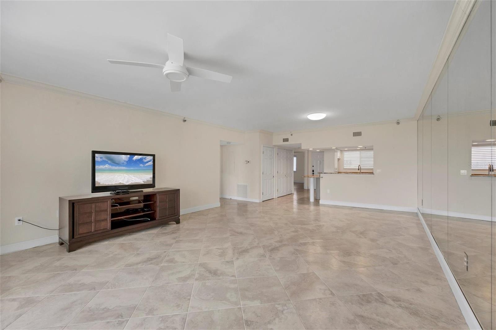 Image 11 of 56 For 1465 Gulf Of Mexico Drive 402