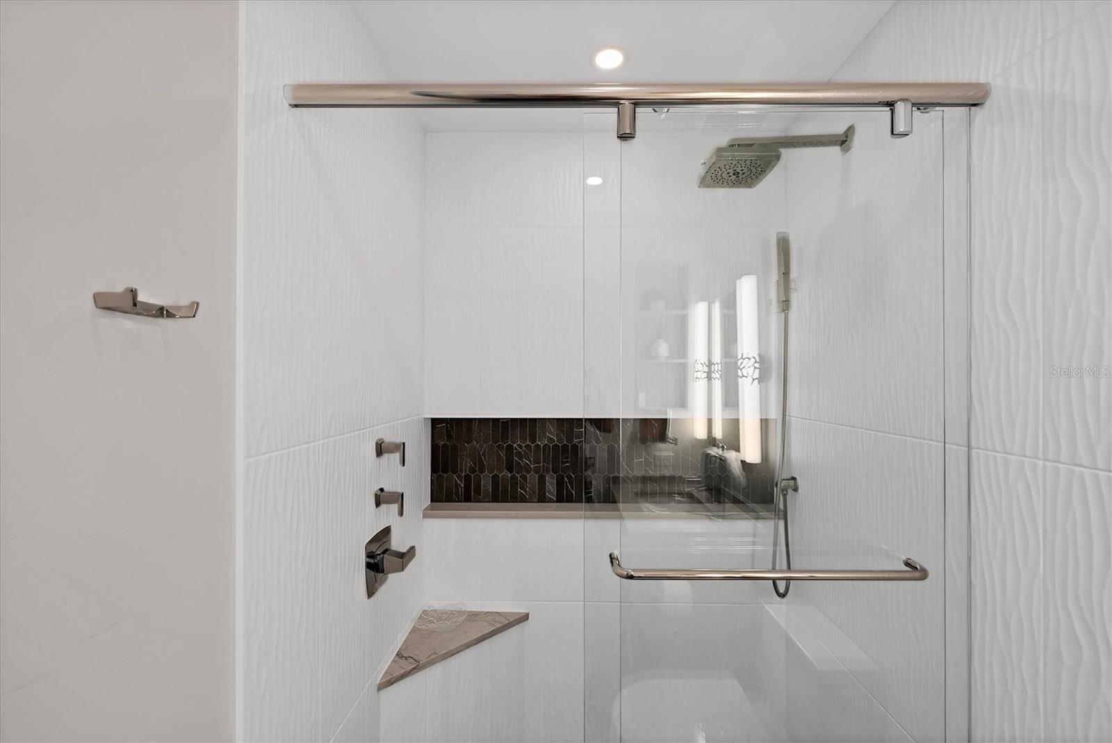 Image 42 of 71 For 435 L Ambiance Drive J703