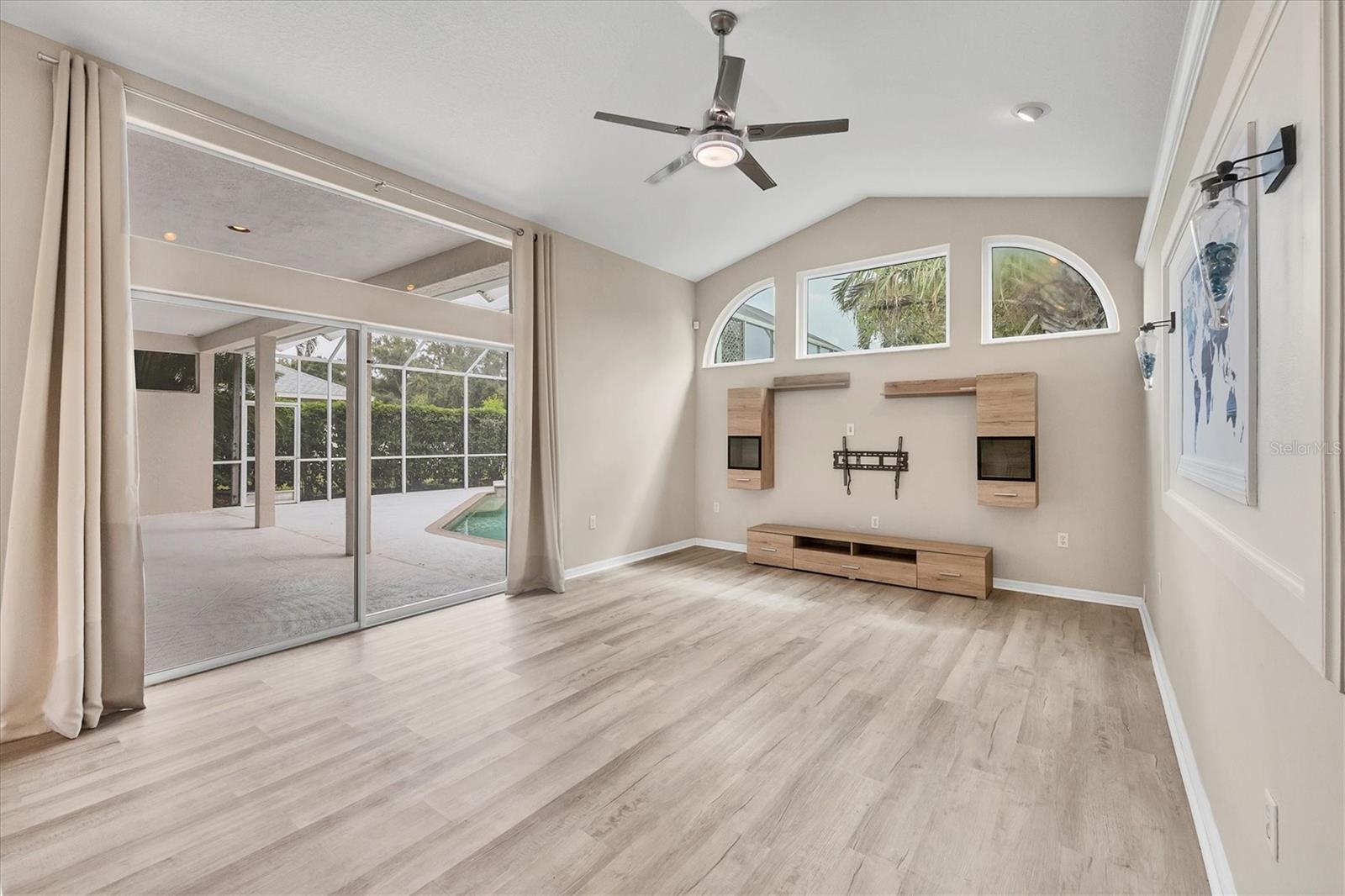 Image 14 of 52 For 7604 49th Avenue E