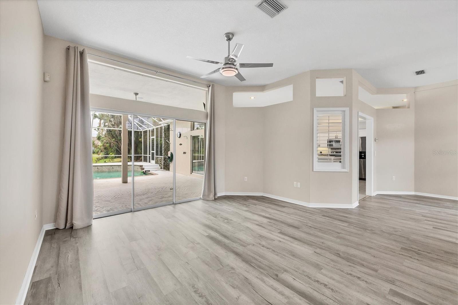 Image 17 of 52 For 7604 49th Avenue E