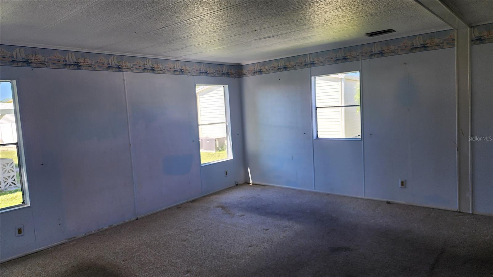 Image 13 of 37 For 15 Botany Bay Circle