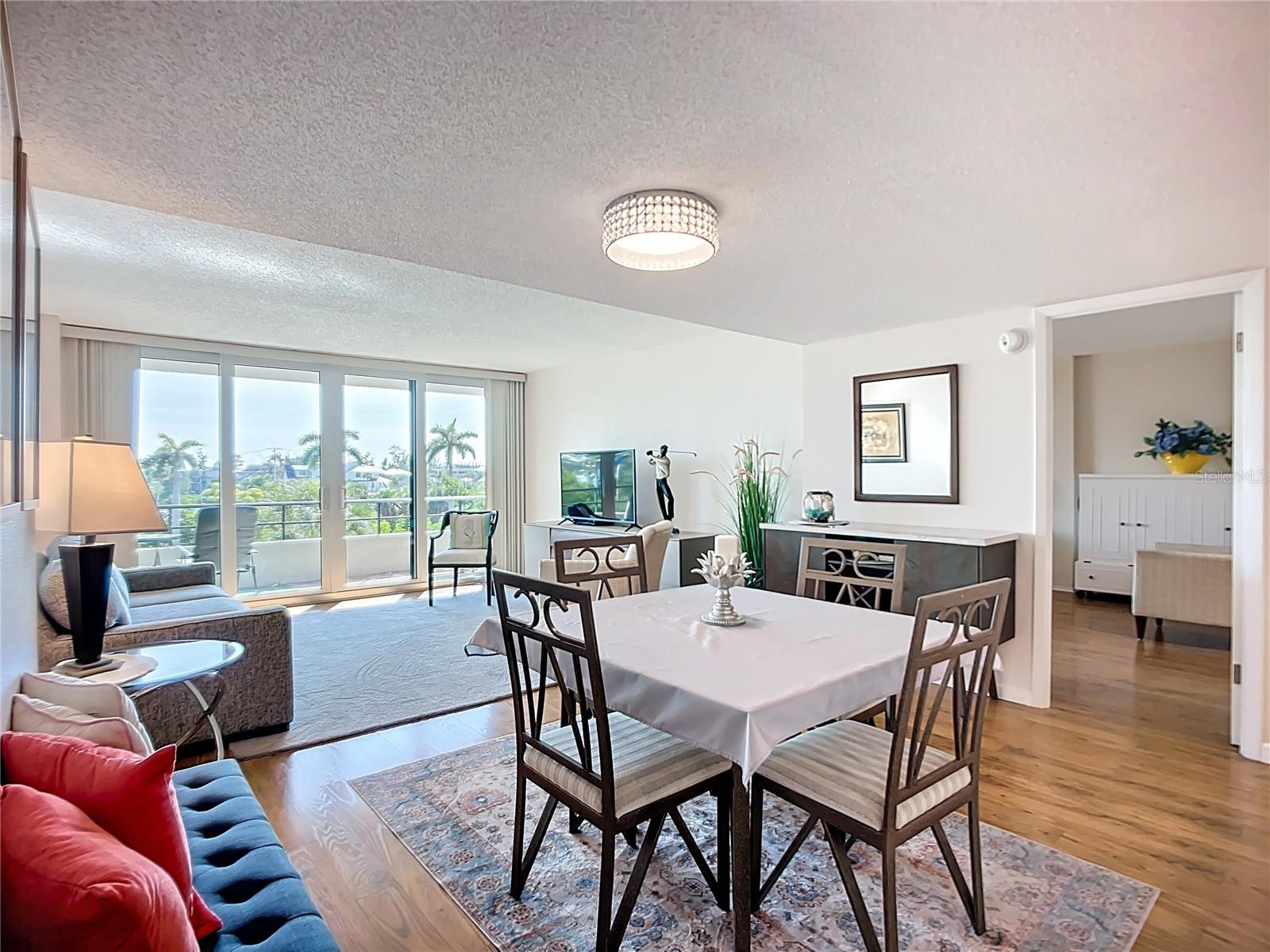 Image 20 of 64 For 6415 Midnight Pass Road 306