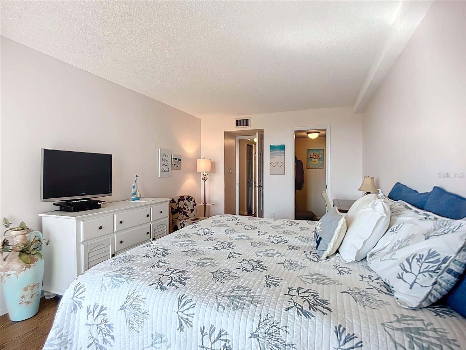 Image 38 of 64 For 6415 Midnight Pass Road 306