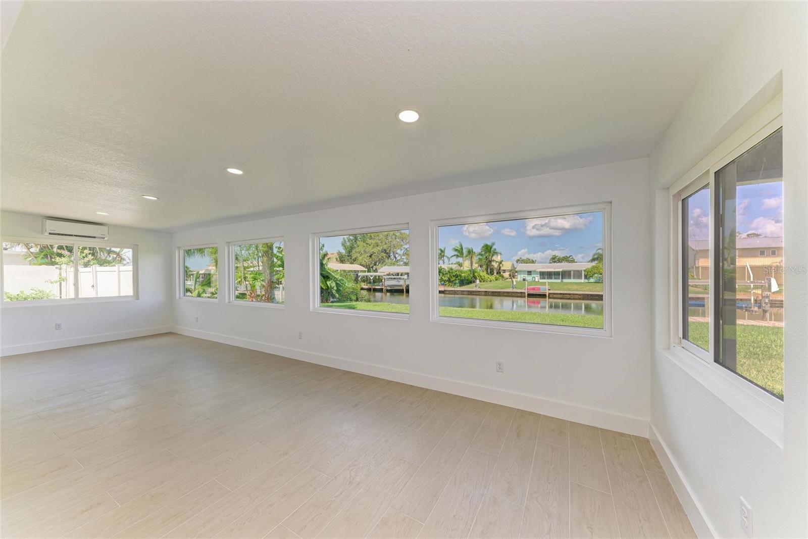 Image 19 of 51 For 4412 Dolphin Lane