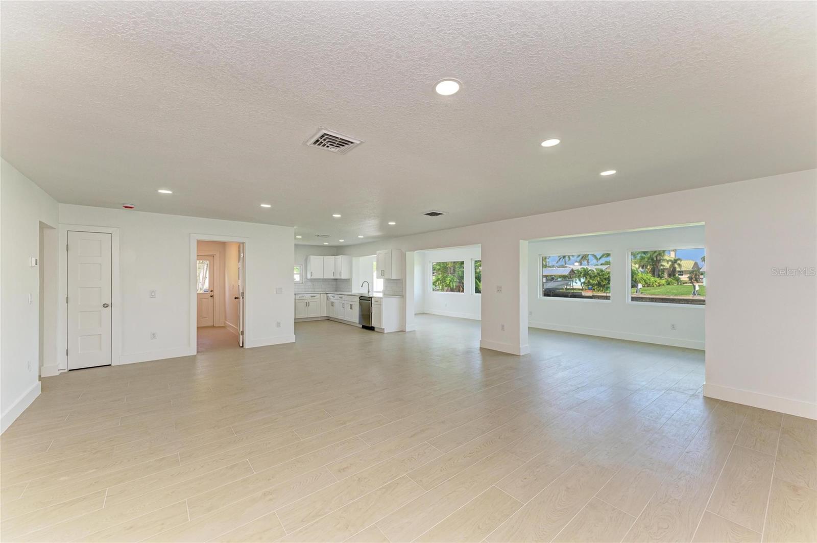 Image 8 of 51 For 4412 Dolphin Lane