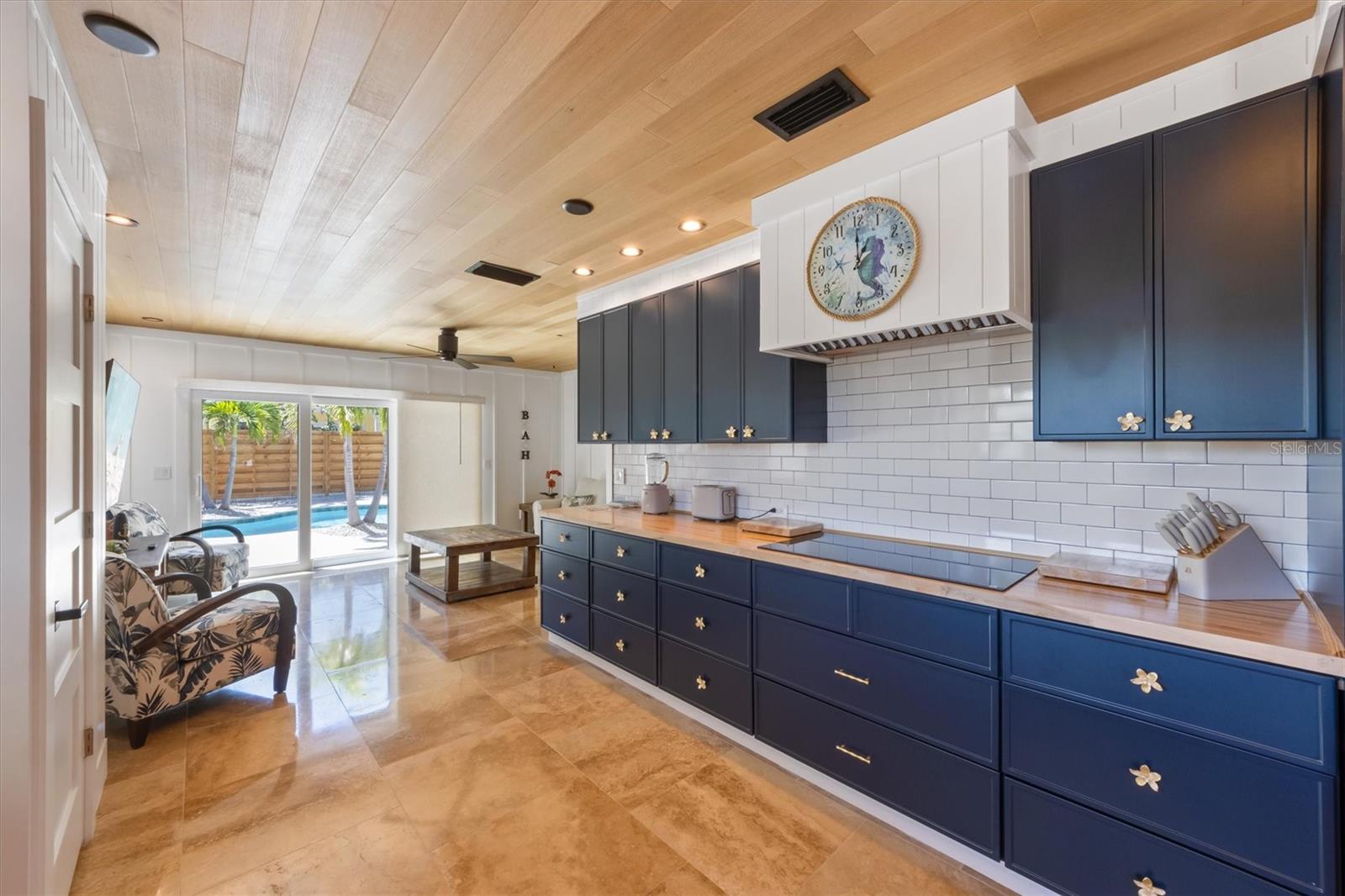 Image 13 of 43 For 412 Alamanda Road