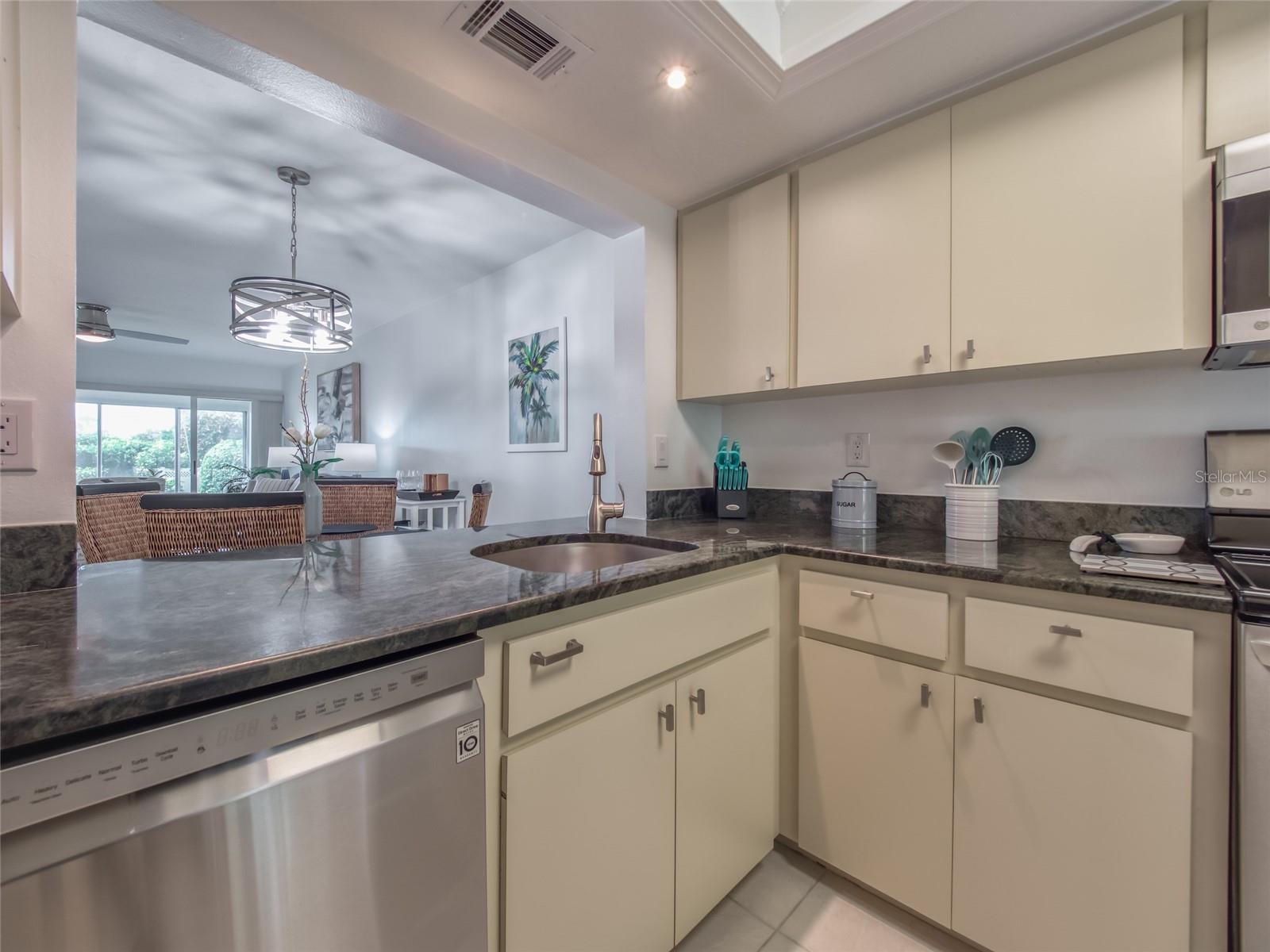 Image 22 of 49 For 5204 Wedgewood Lane 77