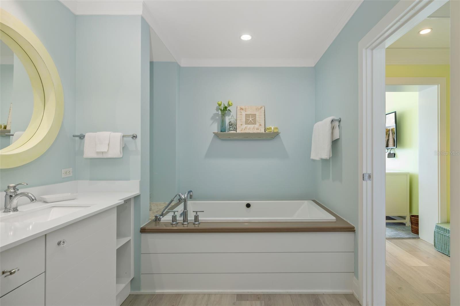 Image 23 of 83 For 915 Seaside Drive 407