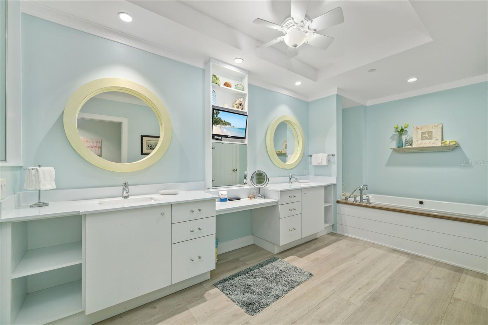 Image 24 of 83 For 915 Seaside Drive 407