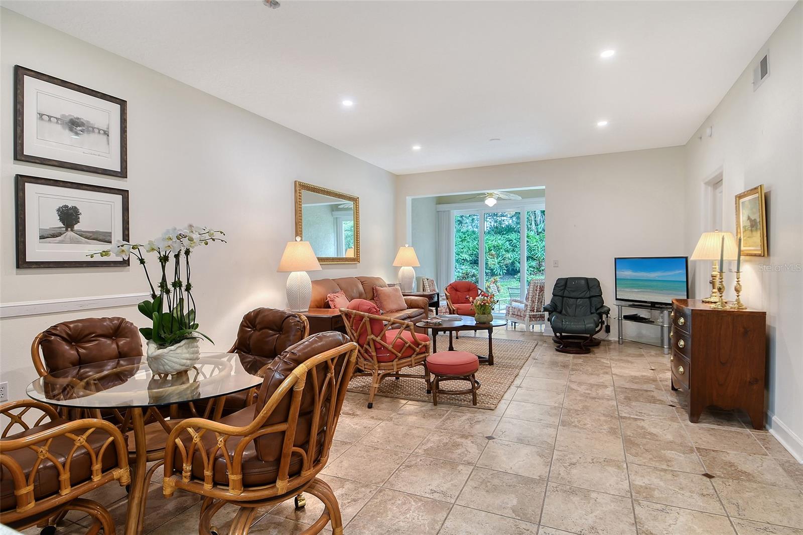 Image 6 of 70 For 8355 Glenrose Way 114