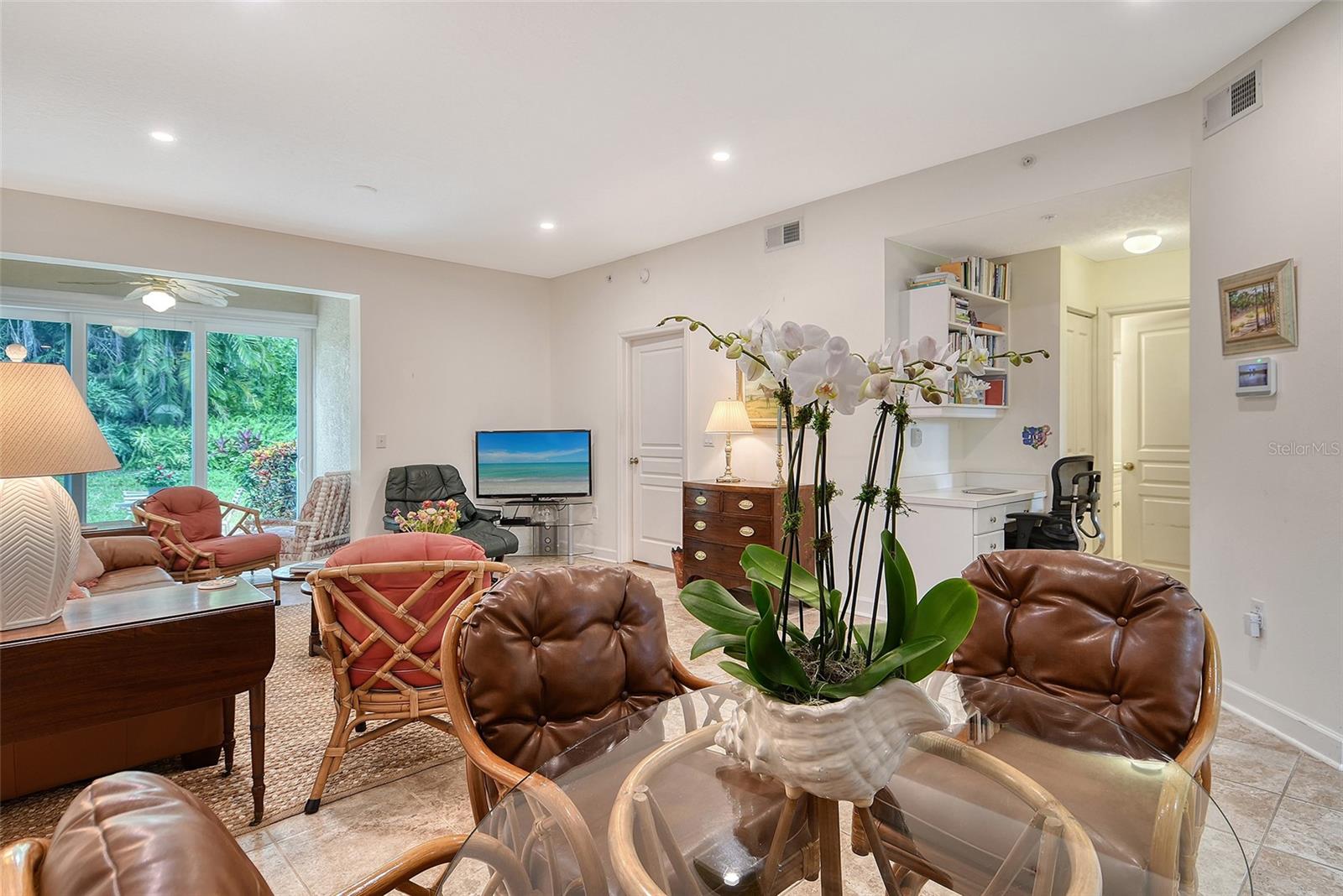 Image 7 of 70 For 8355 Glenrose Way 114