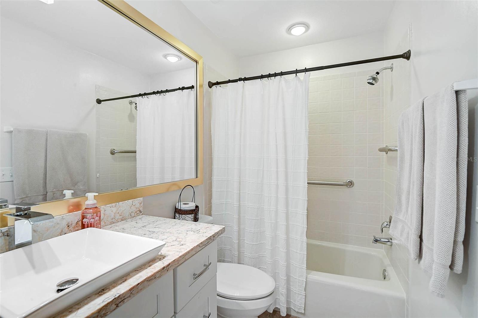 Image 13 of 61 For 3890 Wilshire Circle 27
