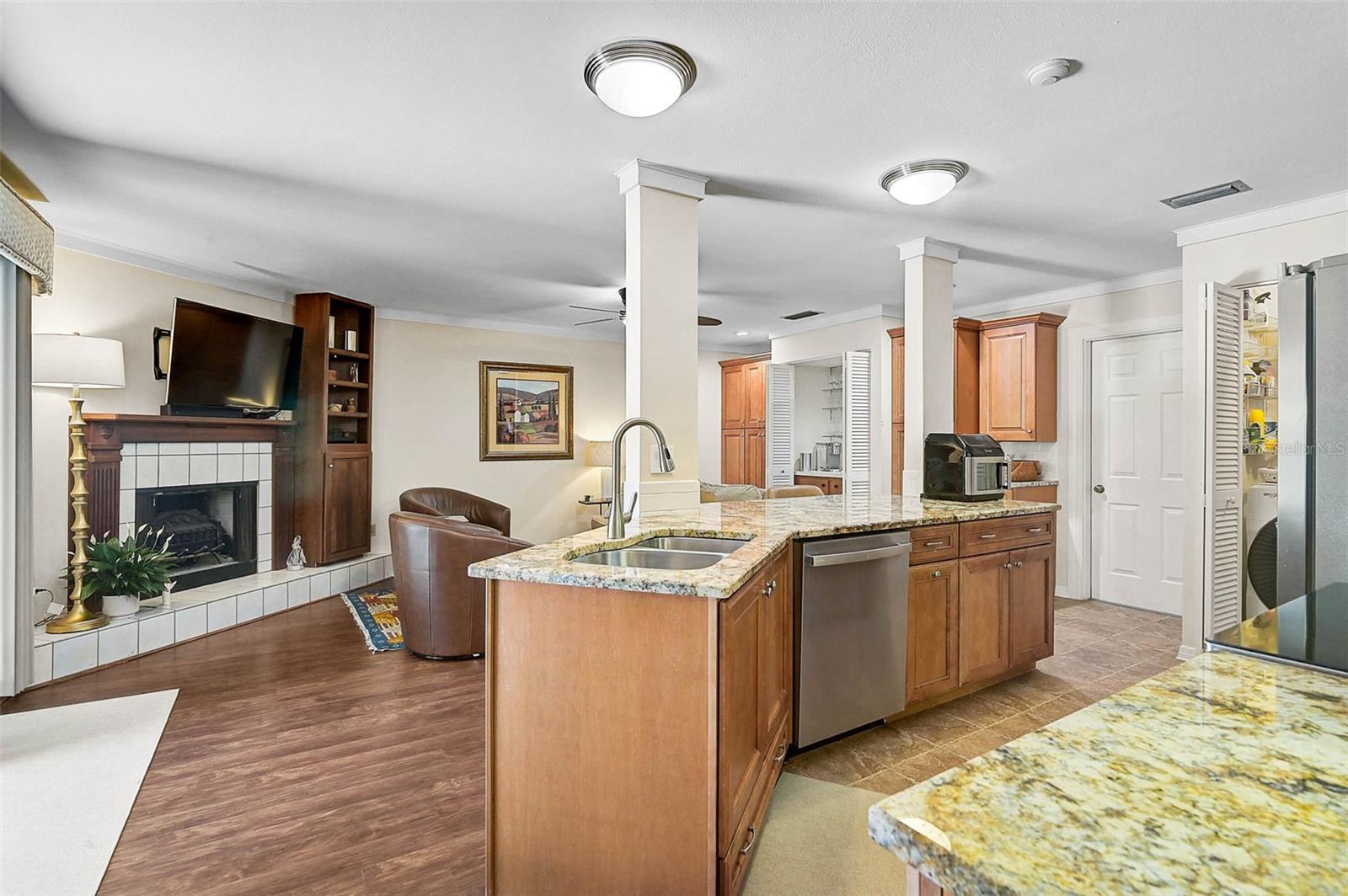 Image 26 of 61 For 3890 Wilshire Circle 27