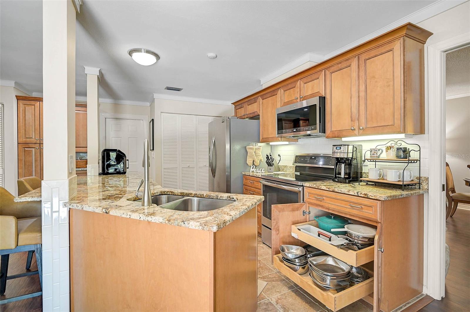 Image 30 of 61 For 3890 Wilshire Circle 27