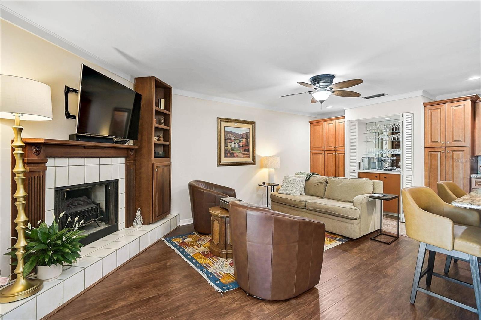 Image 36 of 61 For 3890 Wilshire Circle 27